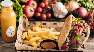 Bułka "Skurczybyk" dawniej "Zbaraniały", frytki 200g, sos, lemoniada