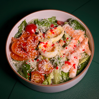Салат Цезар з лососем та креветкою