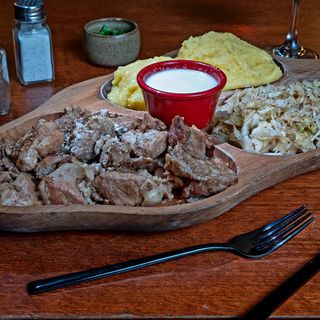 Pomana porcului cu mujdei si mamaliguta