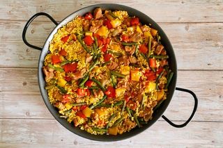 Paella con carne, pesce e verdure