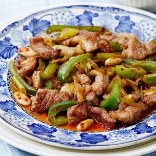 Cerdo con pimientos verdes