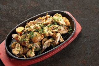 Мясо на жаровне с грибами