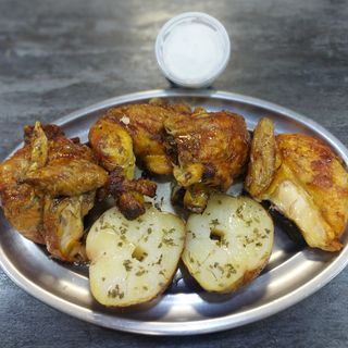 Pollo a l'ast (entero) acompañado patatas al caliu y all i oli