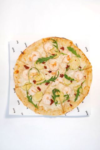 Пицца с креветками и ореховым соусом 