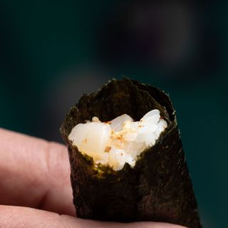 Hand roll salmón
