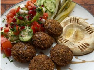 Hummus Falafel na Talerzu