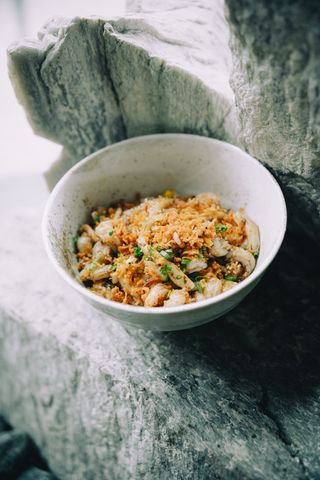 Рис з морепродуктами, солодкою курудзою та цибулевими чипсами (300г)