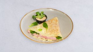 Naleśnik z serem, szynką i pieczarkami