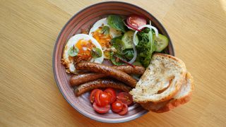 Деревенский завтрак с глазуньей и колбасками