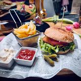 Пилешки бургер с картофен чипс