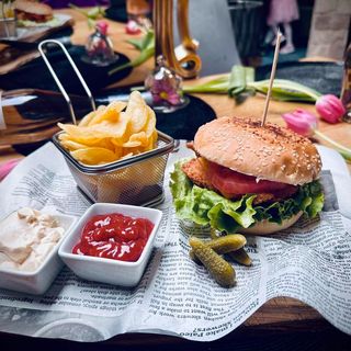 Пилешки бургер с картофен чипс