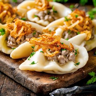 Pierogi z mięsem 14 szt. okraszone cebulką