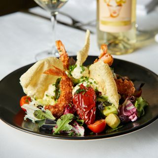 Ensalada de langostinos crujientes