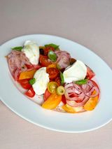 Salată cu roșii și mousse de brânză