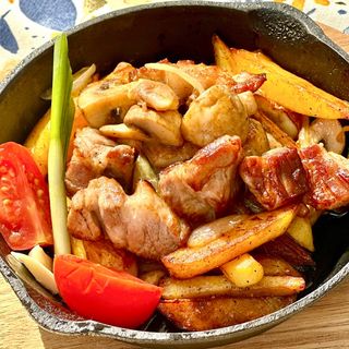 Пательня з шиєю, печерицями та картоплею