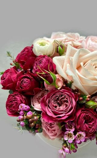 Cappelliera con mix di roselline ramificate sui toni del rosa Grande