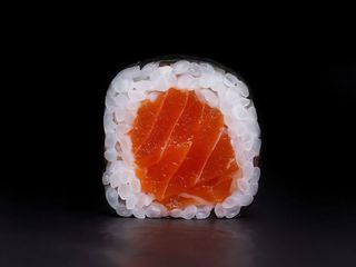 МАКІ РОЛ З ЛОСОСЕМ (150g)