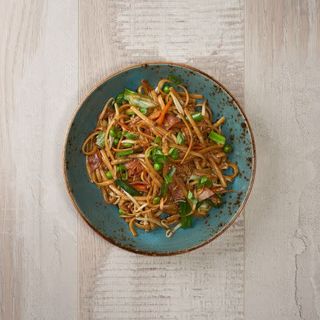Fideos de trigo salteados con salsa de soja y verduritas