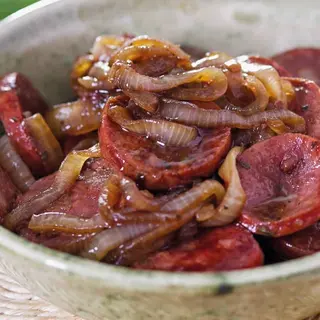 Linguiça c/ cebola (porção)