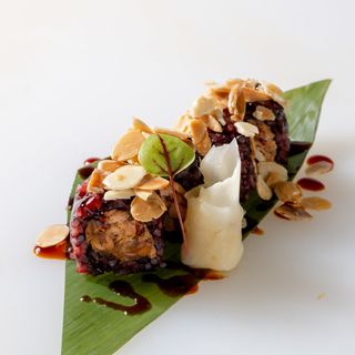 313. Ura black sake mandorle