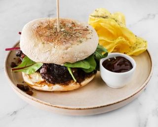 Bochecha de Porco Ibérico em Pão Bolo de Caco c/ batata frita caseira