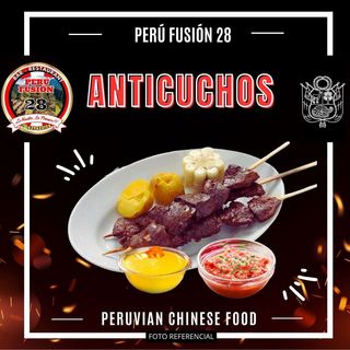 ANTICUCHOS CON PATATAS DORADAS Y CHOCLO