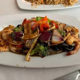 Dados de pollo con ocho verduras al wok