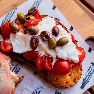 Bruschetta Burrata, pomodori ciliegini e olive taggiasche