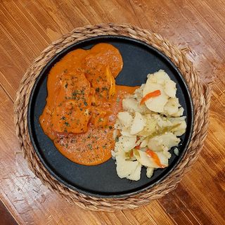 Bacalao con tomate y patatas a lo pobre