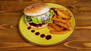 Pistolet (burger) de vită cu cartofi prăjiți