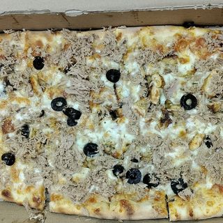 Pizza demi mètre thon