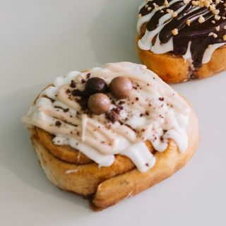 Rollo De Canela Con Topping De Avellana