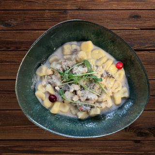 Картопляні галушки з куркою та грибами