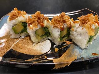 Maki California de aguacate con wakame cebolla frita y salsa 