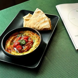 Hummus cu roșii coapte