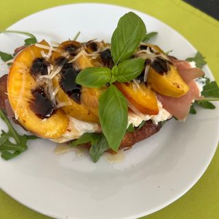 Rogal croissant z flambirowaną nektarynką