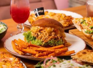 BURGER PULLED CHICKEN.