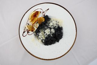 Crni rižoto sa plodovima mora