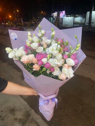 თეთრი ეუსტომა და ვარდების თაიგული