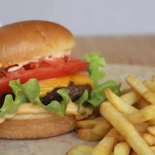 Чийзбургер с телешко Блек Ангъс и картофки (450г)