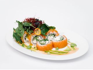 Філадельфія з лососем та салатом