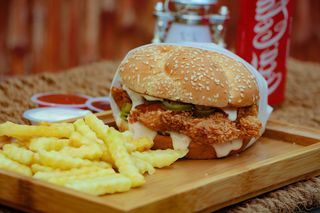 Chicken Burger Vegana Y Patatas Braves