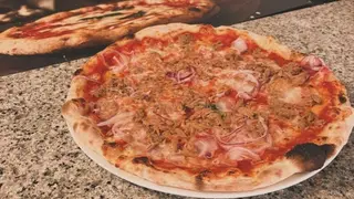 Pizza tonno e cipolla