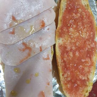 Tostada de tomate y pavo