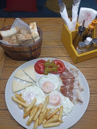 Doručak 3 jaja, pršutom i sirom 250gr