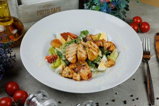Салат Цезар з теплим курячим філе