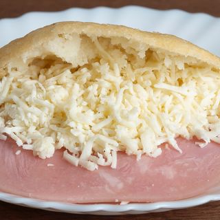 Arepa A La Plancha Jamón York y Queso Llanero