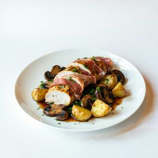 Saltimbocca cu piept de pui, prosciutto și ciuperci, cartofi copț