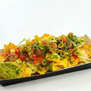 Nachos con queso, pulled pork y guacamole