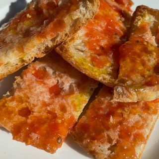 Pan de Coca Tostado con Tomate